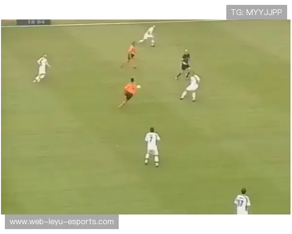 荷兰足球天才球员头发飘逸帅气实力出众成新晋足坛风云人物