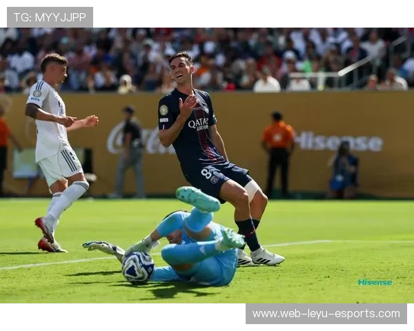 足球巨星荣膺金球奖瞬间集锦精彩回顾与赛场背后的奋斗故事