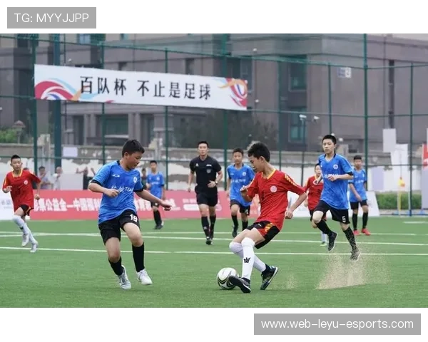 足球巨星争霸赛：打造属于你的梦幻球队征战全球赛场